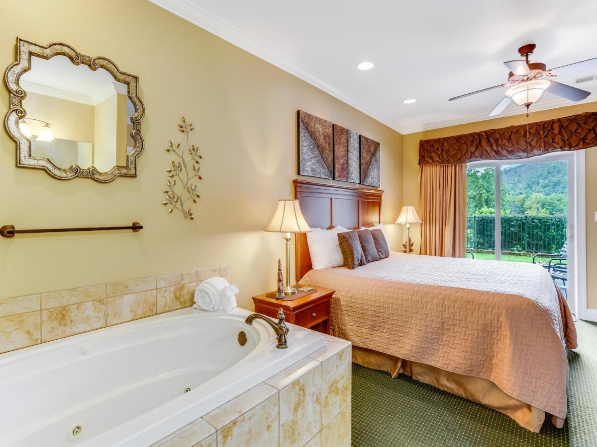 Downtown Delight, 2 Bedrooms, Pool, Hot Tub, Sleeps 6 Gatlinburg Luaran gambar